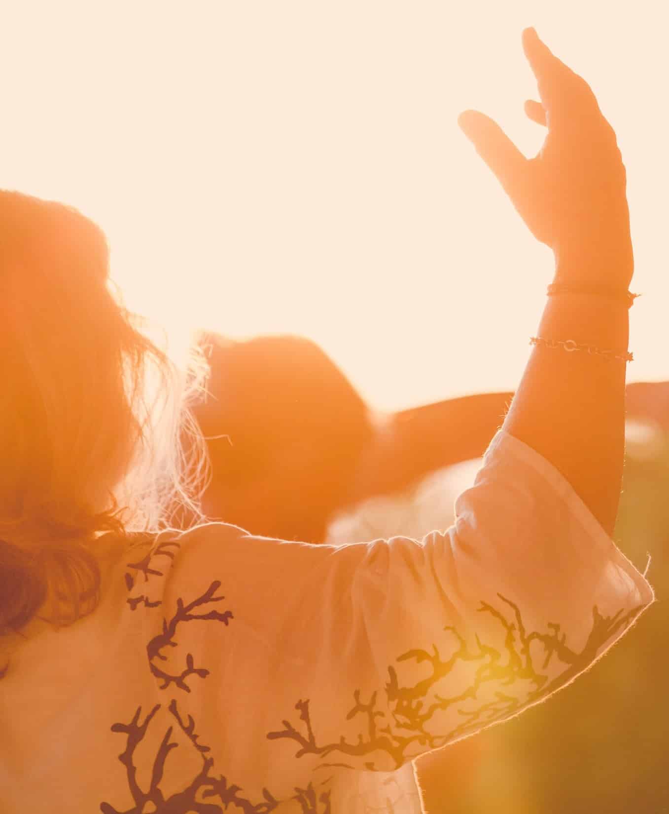 Woman with hand up in the sun | Somatic retreat in Utah online therapy | body image issues | eating disorder treatment | Orange County 92806 | San Francisco 94188| Pasadena 91199